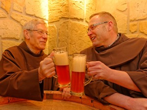 Wie vor 500 Jahren: Zwei glückliche Franziskaner genießen im Bierkeller ein frisches Bier (Bruder Martin (links) und Bruder Johannes Matthias).